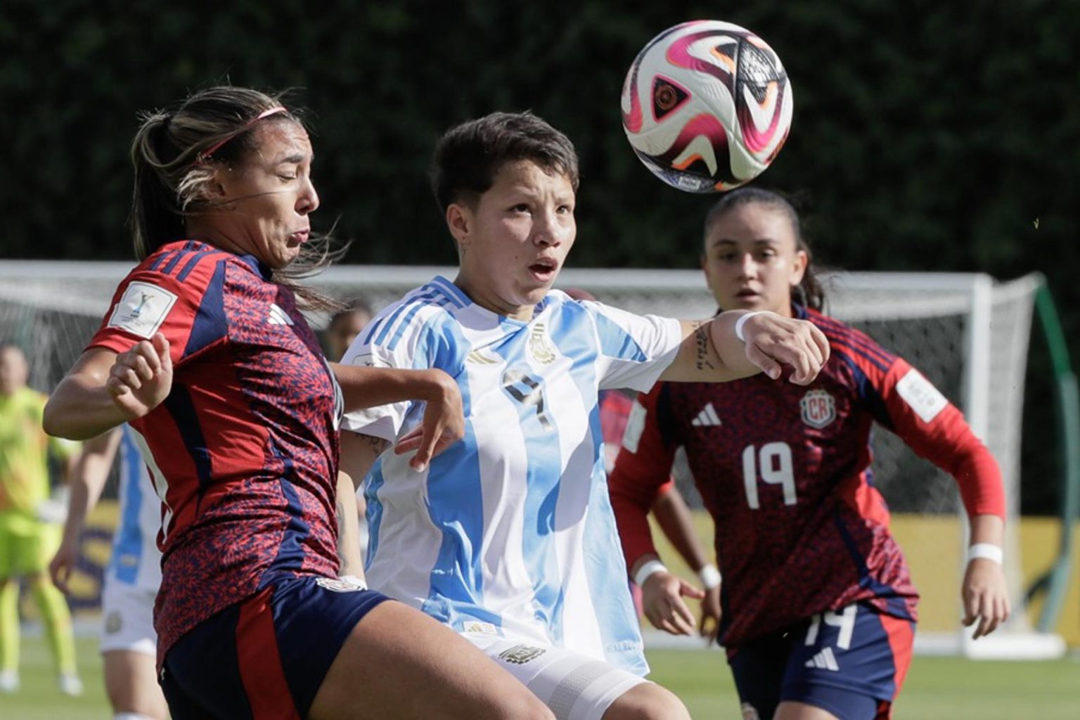 Kishi Núñez (c) de Argentina disputa un balón con Monserrat Valeria Díaz (i) de Costa Rica este domingo, en un partido del grupo F de la Copa Mundial Femenina sub-20. EFE/ Carlos Ortega