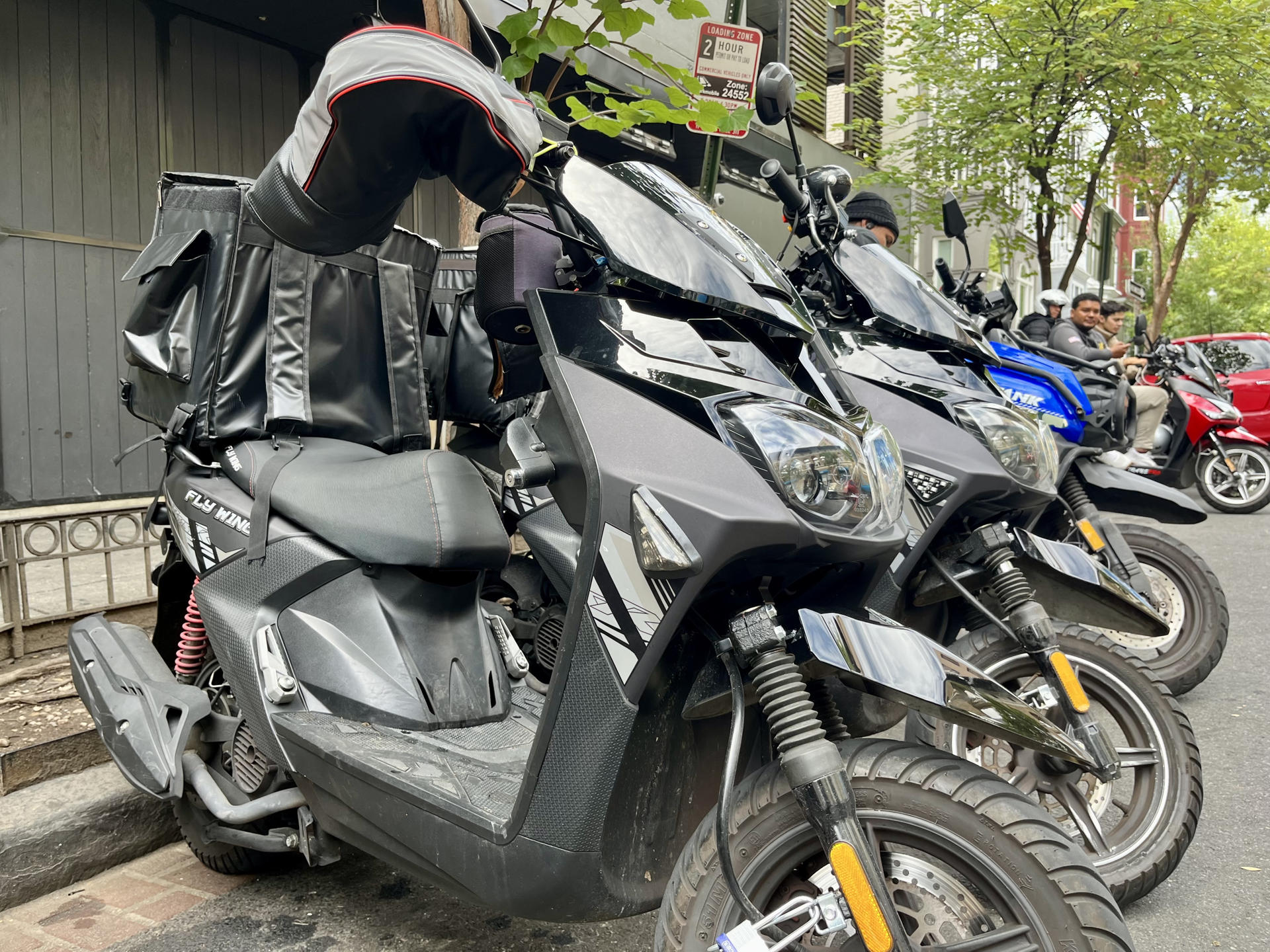 Fotografía del 19 de septiembre de 2024 de motocicletas utilizadas por migrantes venezolanos para realizar domicilios, en Washington (Estados Unidos). EFE/ Alejandra Arredondo
