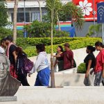 Migrantes caminan en espera de resolver su situación migratoria este lunes, en la ciudad de Tapachula, en el estado de Chiapas (México). EFE/Juan Manuel Blanco