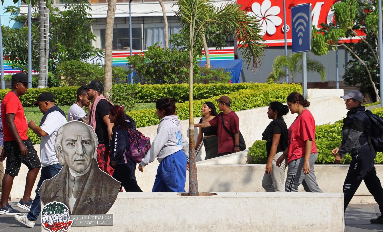 Migrantes caminan en espera de resolver su situación migratoria este lunes, en la ciudad de Tapachula, en el estado de Chiapas (México). EFE/Juan Manuel Blanco