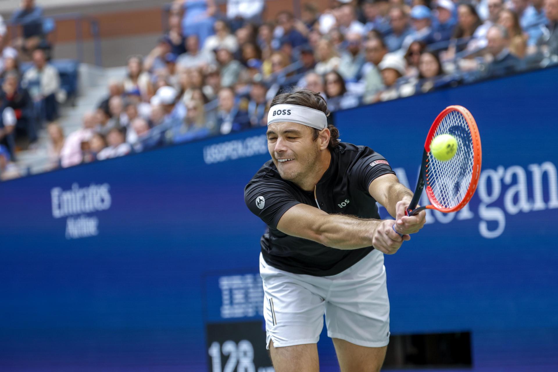 El estadounidense Taylor Fritz perdió ante Sinner 6-3, 6-4 y 7-5 en dos horas y 15 minutos. EFE/EPA/JOHN G. MABANGLO
