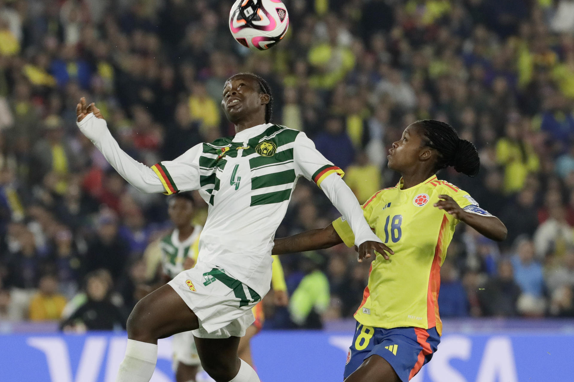 Linda Caicedo (d), de Colombia, en un pasaje del partido de este martes en Bogotá con la camerunesa Mariane Ines Maague. EFE/ Carlos Ortega
