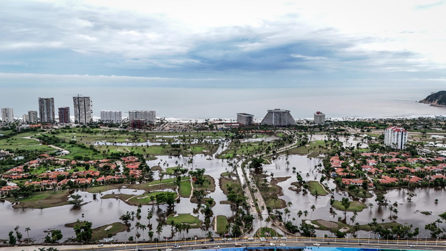 Fotografía tomada desde un drone, donde se observa la zona afectada por el paso del Huracán John, el 28 de septiembre de 2024 en el balneario de Acapulco en el estado de Guerrero (México). EFE/David Guzmán