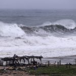 Continúa la lluvia y el fuerte oleaje por el paso del huracán 'John', este miércoles en el balneario de Acapulco, en el estado de Guerrero (México). EFE/David Guzmán