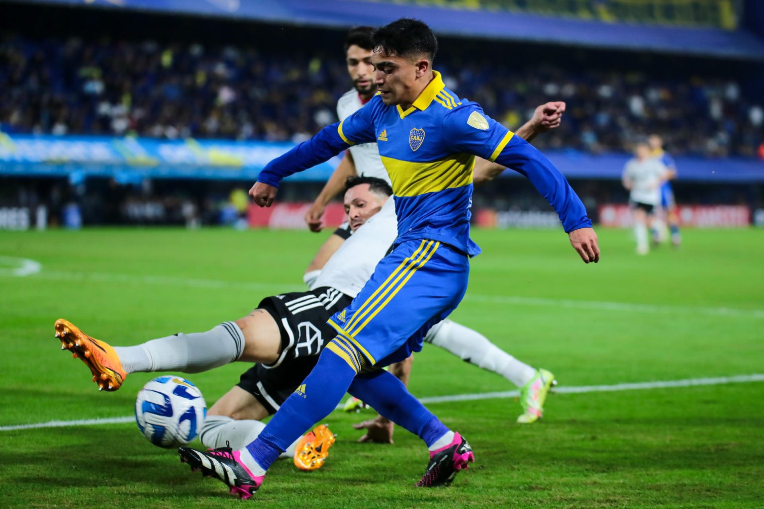 Fotografía de archivo del jugador argentino Luca Langoni (d). EFE/ Luciano González