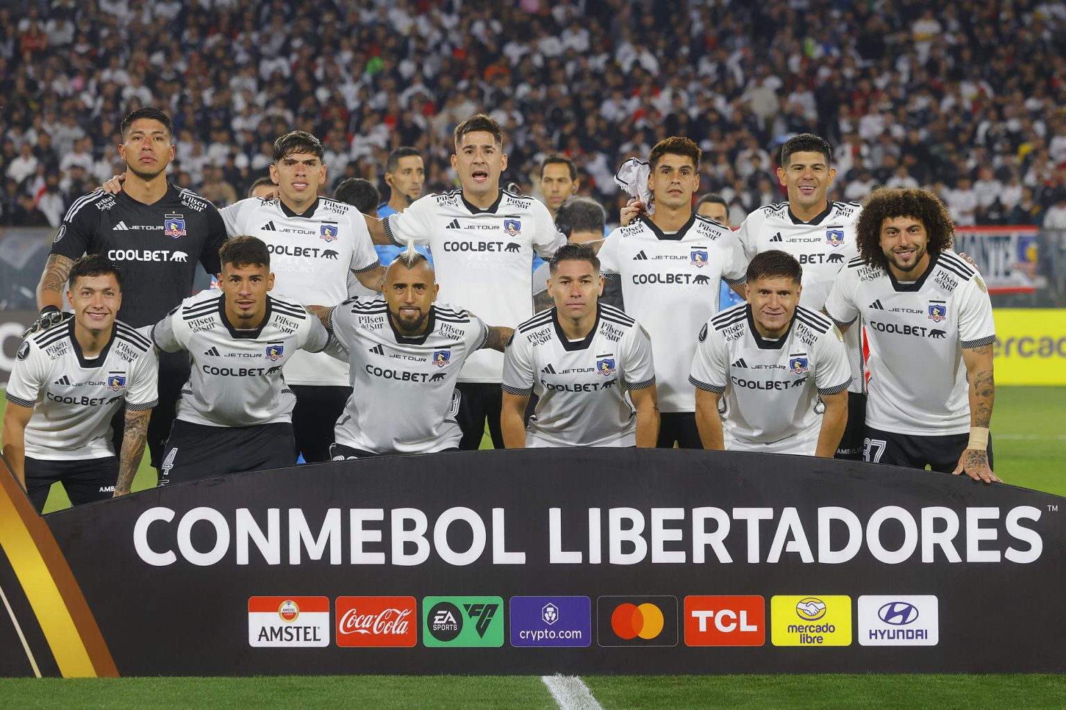 Fotografía de archivo tomada a la plantilla de Colo Colo en Copa Libertadores, cuya fase de cuartos de final comienza para el equipo chileno este martes en Santiago, frente a River Plate. EFE/ Ariel Alejandro Carreras
 
AMDEP8993. SANTIAGO (CHILE), 03/04/2024.- Jugadores Colo Colo forman este miércoles, en un partido de la fase de grupos de la Copa Libertadores entre Colo Colo y Cerro Porteño en el estadio Monumental en Santiago (Chile). EFE/ Esteban Garay