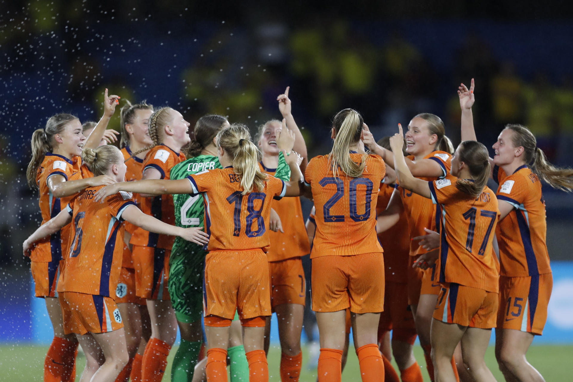 Las jugadoras de la selección de Países Bajos celebran este  domingo en Cali la clasificación a las semifinales del Mundial Sub-20 tras imponerse a la de Colombia en una tanda de penaltis por 3-0 tras igualar 2-2 en el tiempo reglamentario y el alargue. EFE/ Ernesto Guzmán Jr.
