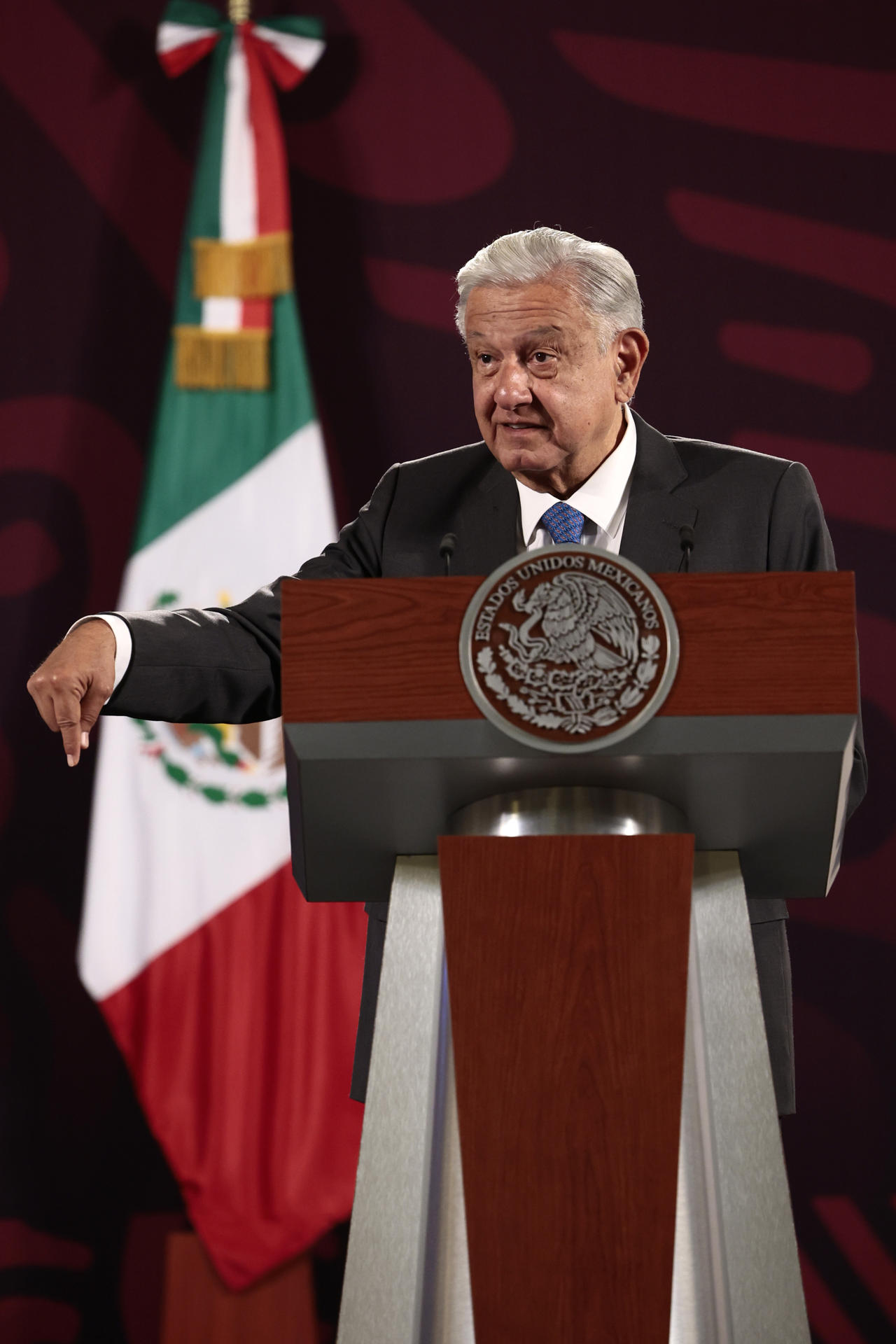 El presidente de México, Andrés Manuel López Obrador, participa durante su conferencia de prensa matutina este viernes en Palacio Nacional de la Ciudad de México (México). EFE/ José Méndez
