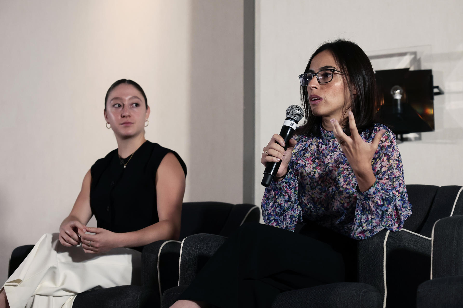 Fotografía de la directora de proyectos de HDF LATAM, Ana Sofía Esquivel (i) y la especialista en políticas públicas de UNDP, Maite García (d), durante el panel "Proyectos avanzados de hidrógeno limpio por la colaboración entre los gobiernos estatales y los inversores internacionales" en el marco del "Foro de hidrógeno limpio Japón-México", en Ciudad de México (México). EFE/ José Méndez
