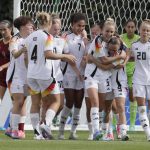 Marie Steiner (3-d), de Alemania, fue registrada este domingo, 1 de septiembre, al celebrar con varias compañeras un gol que le anotó a Venezuela, durante el primer partido del grupo D del Mundial FIFA femenino sub-20, en el estadio de Techo de Bogotá (Colombia). EFE/Carlos Ortega