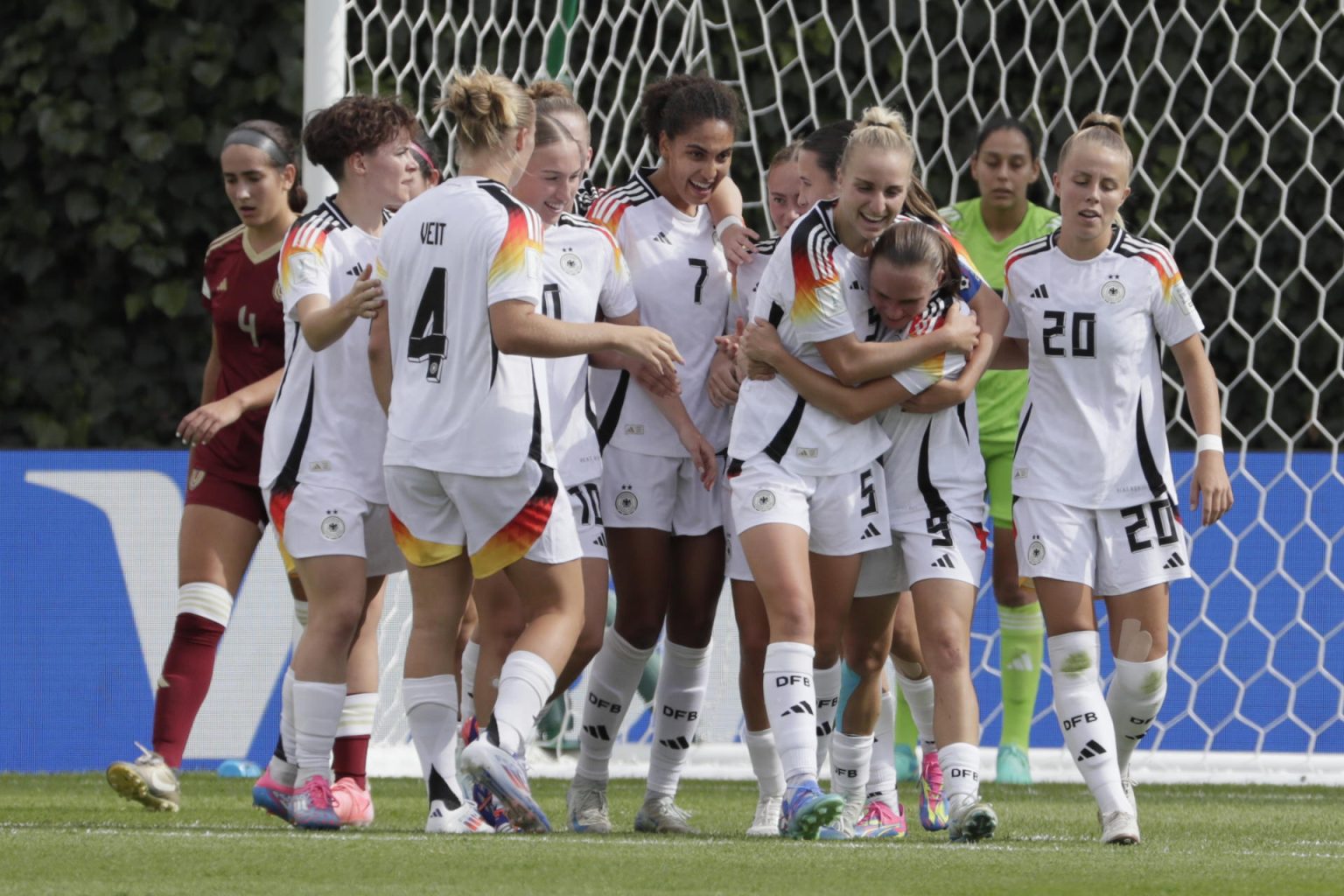 Marie Steiner (3-d), de Alemania, fue registrada este domingo, 1 de septiembre, al celebrar con varias compañeras un gol que le anotó a Venezuela, durante el primer partido del grupo D del Mundial FIFA femenino sub-20, en el estadio de Techo de Bogotá (Colombia). EFE/Carlos Ortega