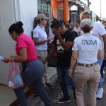 Migrantes esperan en una fila para resolver su situación migratoria este lunes, en la ciudad de Tapachula (México). EFE/Juan Manuel Blanco