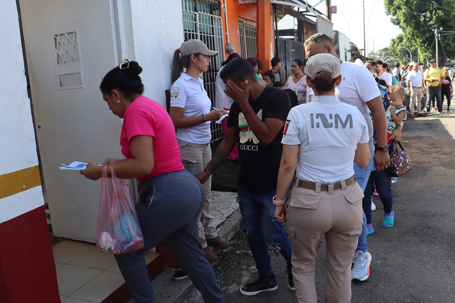 Migrantes esperan en una fila para resolver su situación migratoria este lunes, en la ciudad de Tapachula (México). EFE/Juan Manuel Blanco