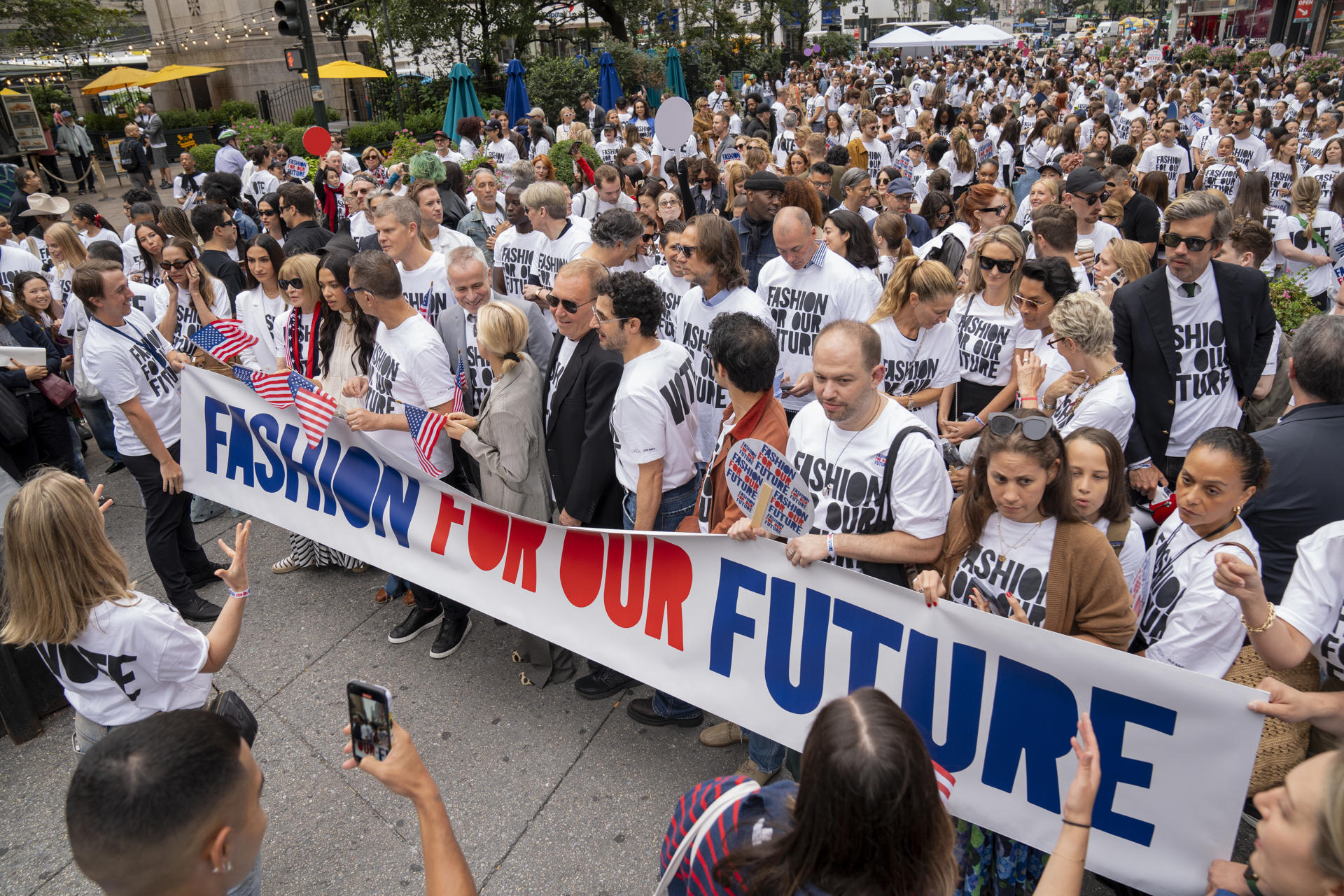 Modistas, diseñadores y decenas de personas participan en la marcha "La moda por el futuro" para dar inicio a la Semana de la Moda este viernes, en Nueva York (EE. UU). EFE/Ángel Colmenares
