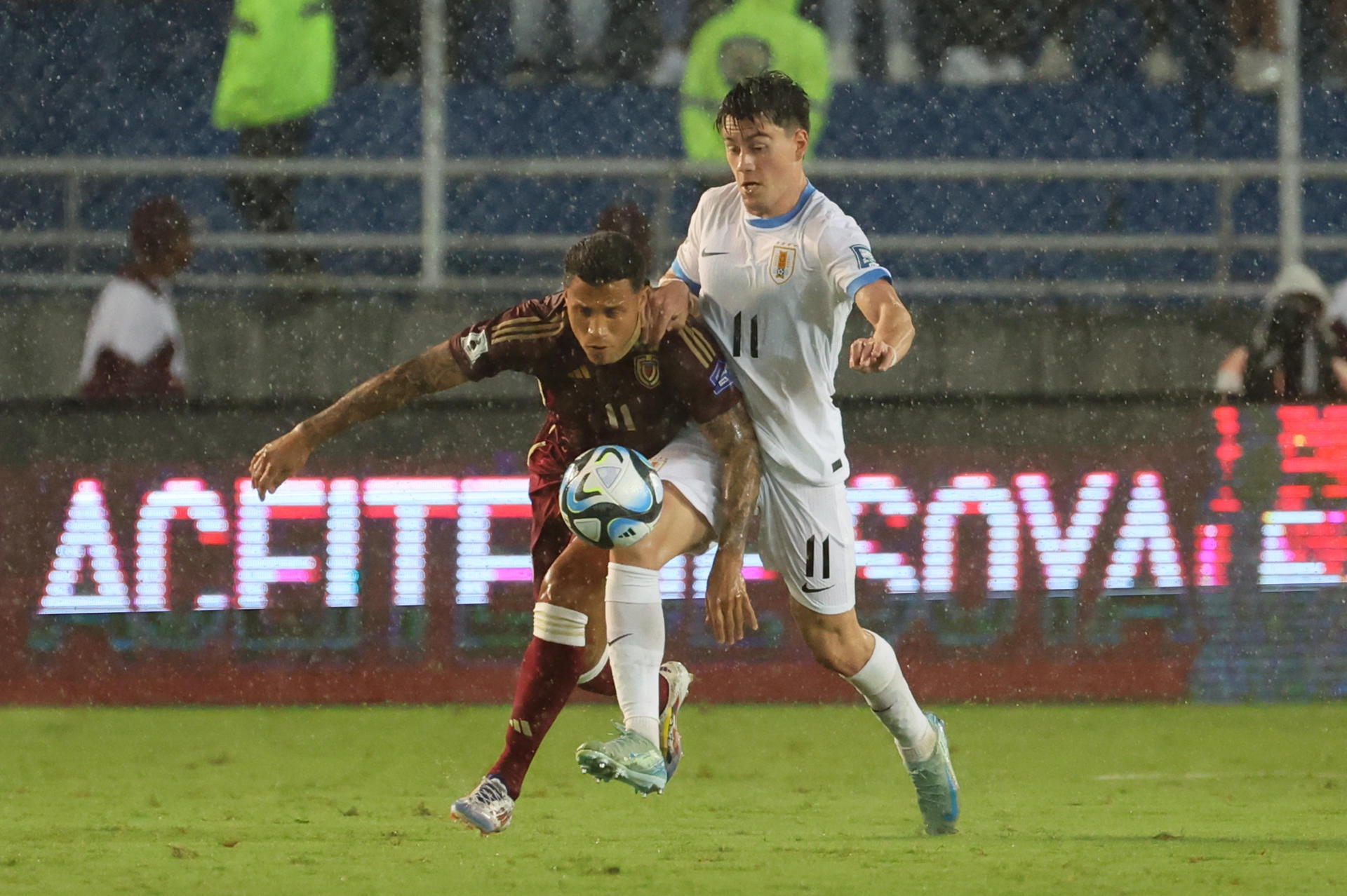 Darwin Machís (i), de Venezuela, fue registrado este martes, 10 de septiembre, al disputar un balón con Facundo Pellistri, de Uruguay, durante un partido de las eliminatorias suramericanas al Mundial FIFA de 2026, en el estadio Monumental de Maturín (Venezuela). EFE/Miguel Gutiérrez
