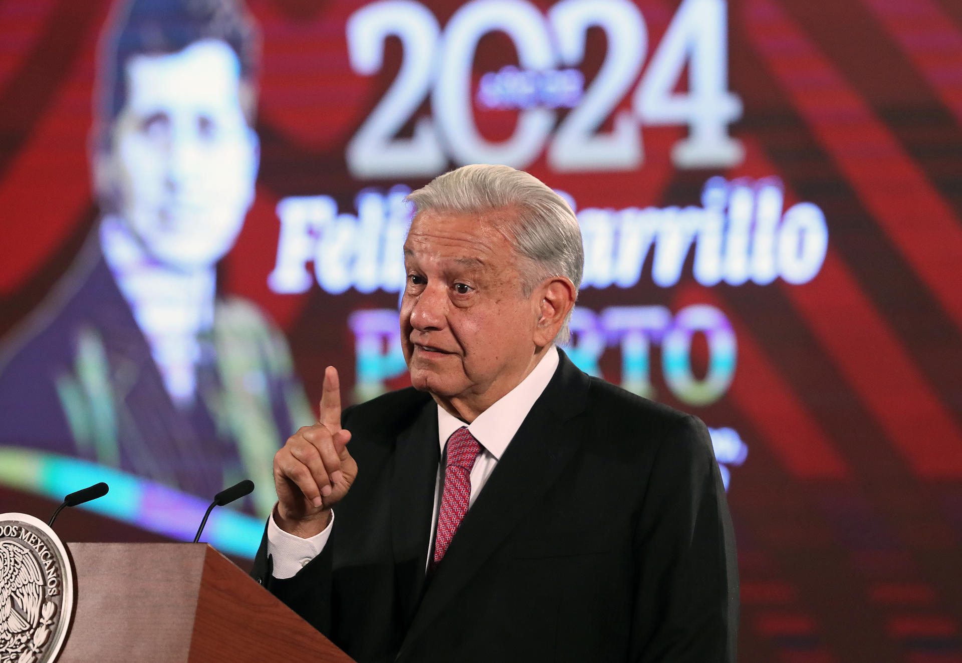 El presidente de México, Andrés Manuel López Obrador, participa durante su conferencia de prensa matutina este miércoles en Palacio Nacional en la Ciudad de México (México). EFE/Mario Guzmán
