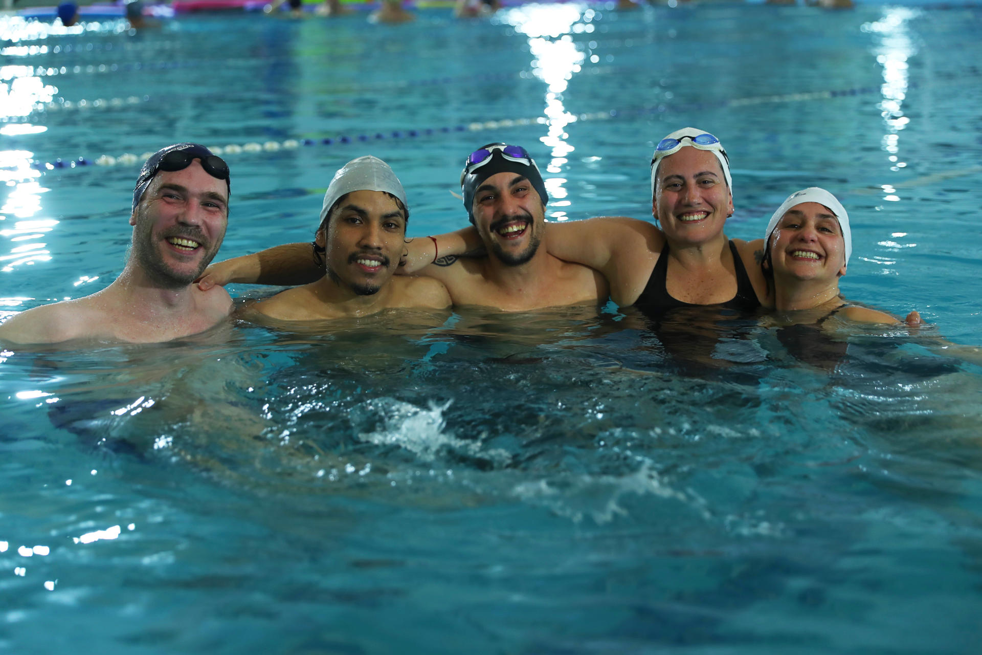 Los integrantes del equipo de natación del club Uruguay Celeste, Guzmán Peinado (i) , Josu Araya Ruiz (2-i), Alfonso Pissano (c), Virginia Machado (2-d) y Camila Napiloti, durante un entrenamiento en Montevideo. EFE/ Alejandro Prieto
