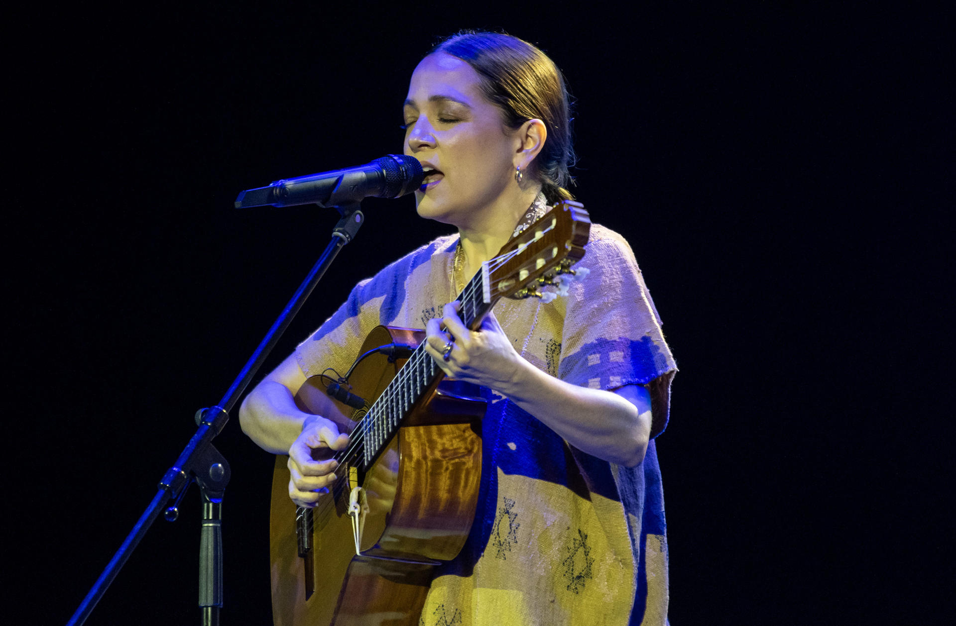 La cantante mexicana Natalia Lafourcade, durante su participación este viernes en la XIX Cumbre Mundial de Premios Nobel por La Paz, en la ciudad de Monterrey (México). EFE/ Miguel Sierra
