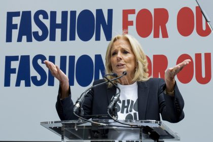 La primera dama estadounidense, Jill Biden, habla durante la marcha "La moda por el futuro" este viernes, en el Bryant Park en Nueva York (EE. UU). EFE/Ángel Colmenares