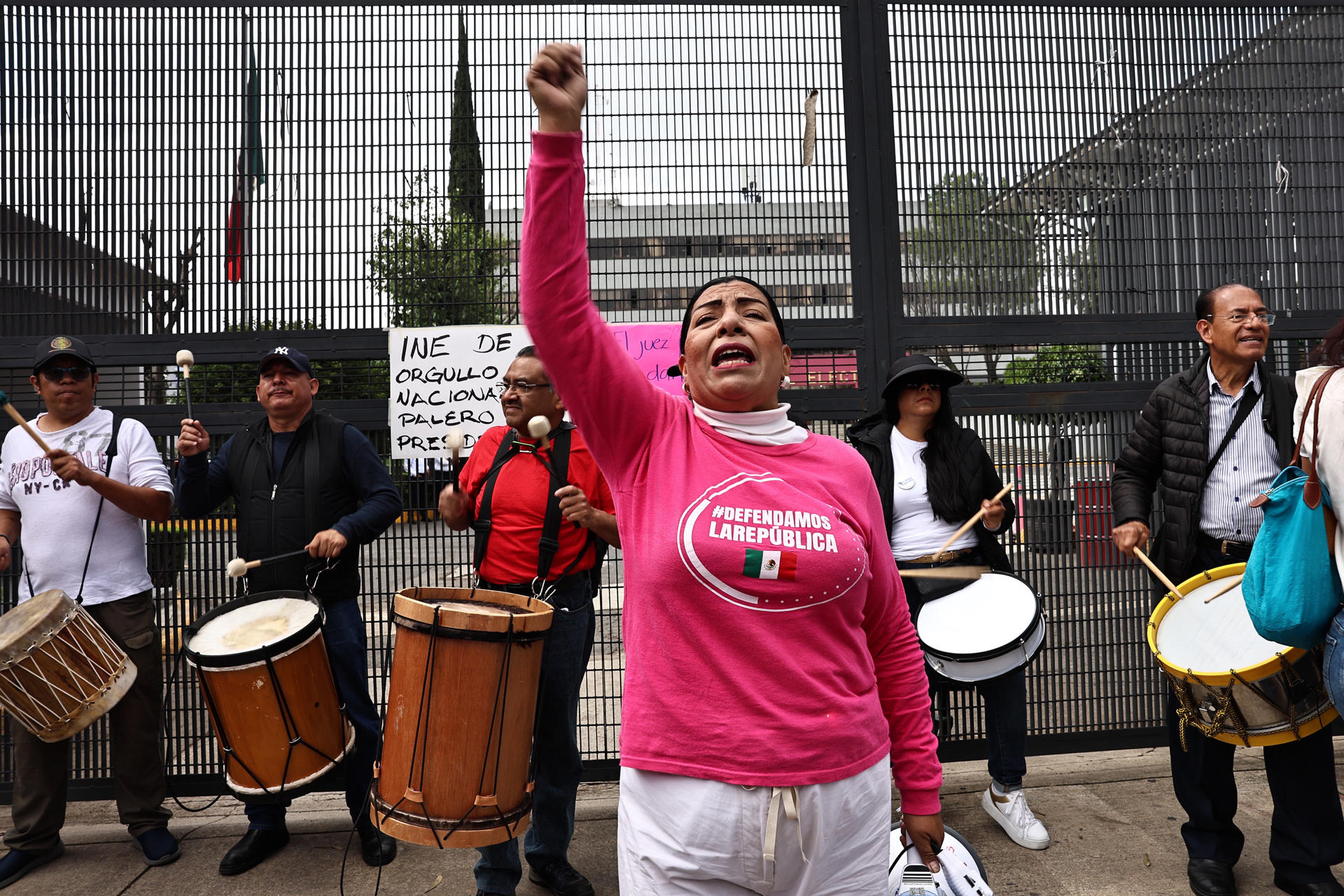 Trabajadores del poder judicial protestan a las afueras del Instituto Nacional Electoral (INE), durante el inicio de sesión del proceso electoral para elegir ministros, magistrados y jueces, este lunes, en Ciudad de México (México). EFE/ Sáshenka Gutiérrez
