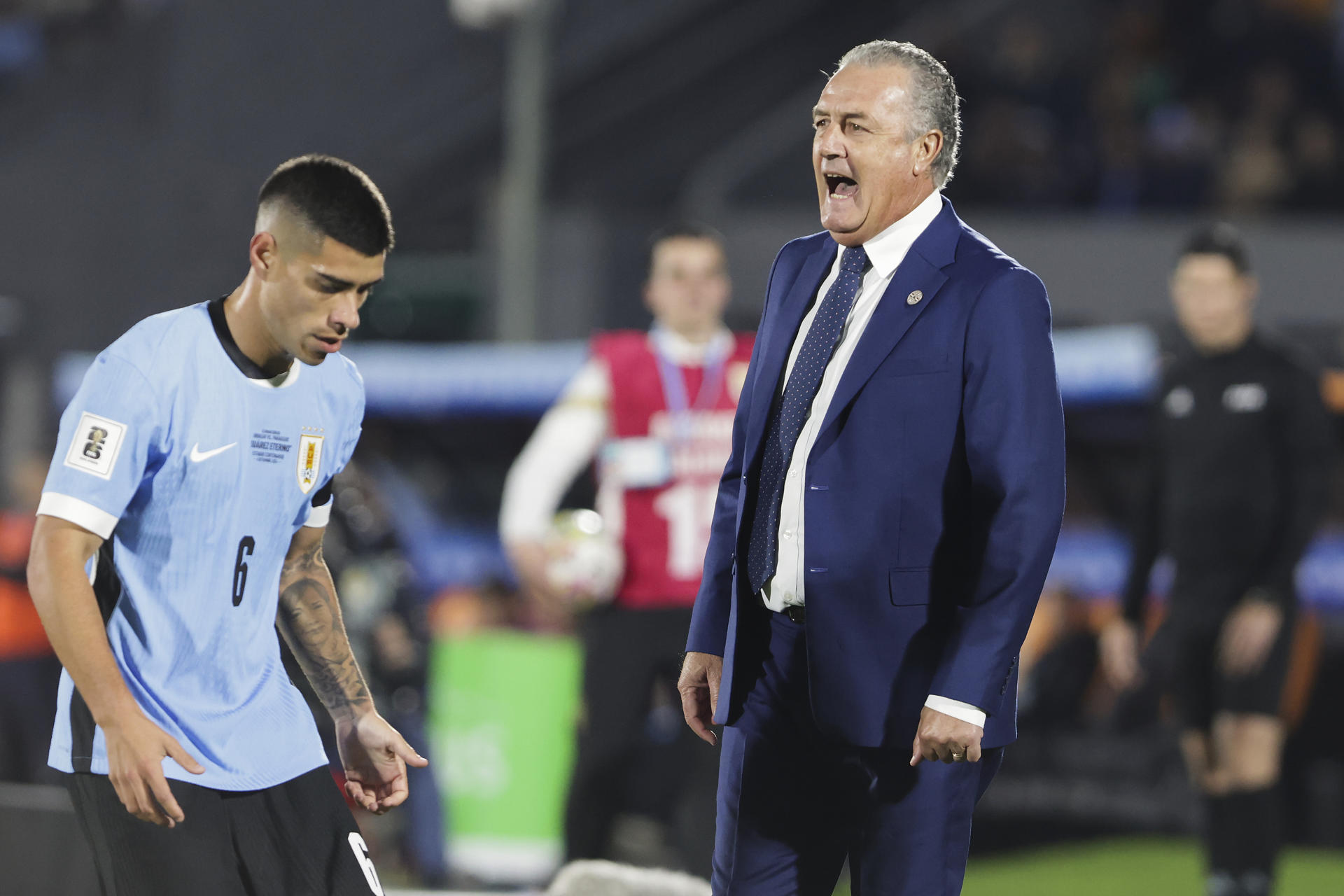 El nuevo seleccionador de Paraguay, el argentino Gustavo Alfaro, fue registrado este viernes, 6 de septiembre, durante un partido contra Uruguay por la fecha 7 de las eliminatorias suramericanas al Mundial FIFA de 2026, en el estadio Centenario de Montevideo (Uruguay). EFE/Gastón Britos
