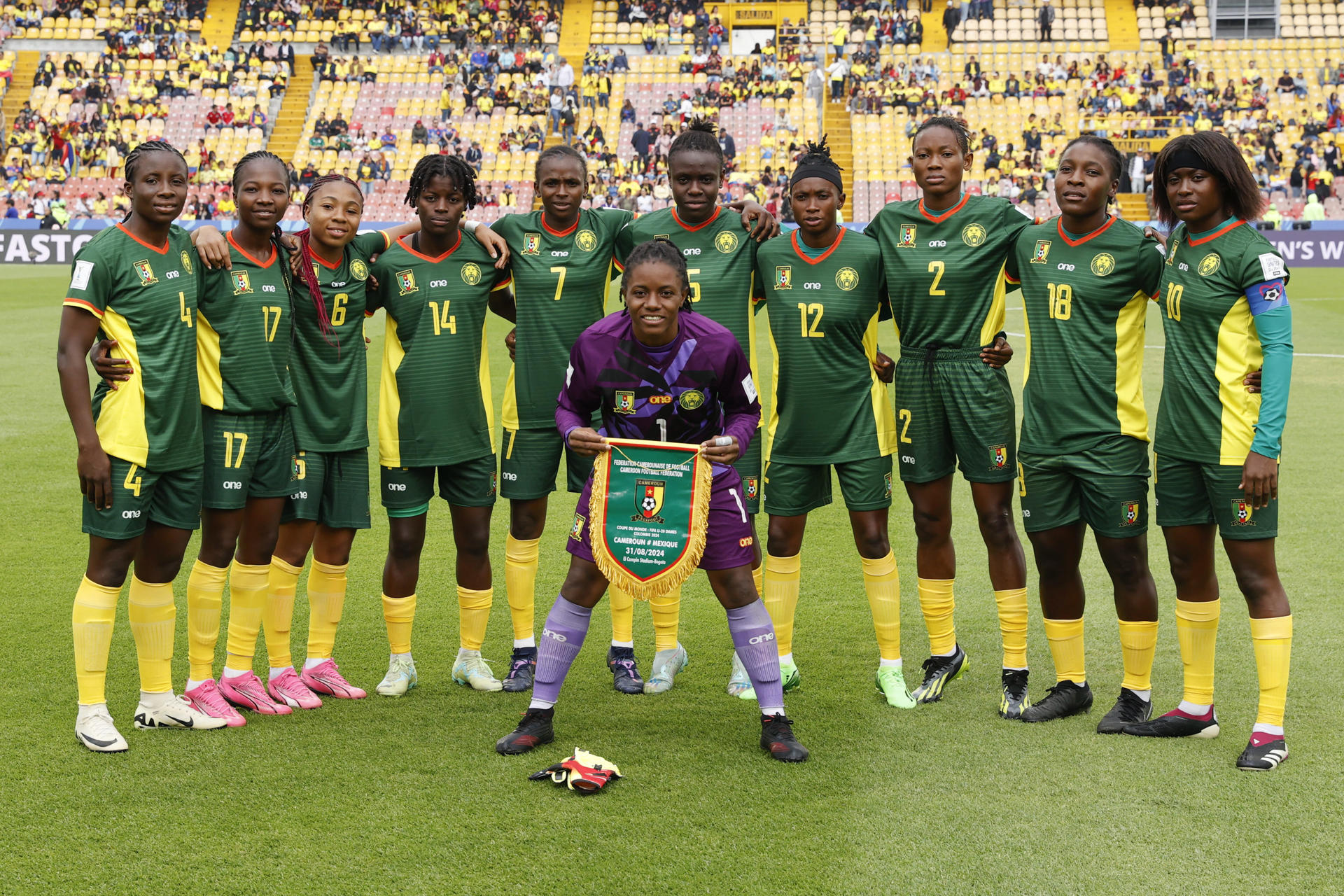 Las jugadoras de Camerún posan en el estadio El Campín de Bogotá donde se medirán con Brasil por un pase a cuartos de final del Mundial sub-20. EFE/ Mauricio Dueñas Castañeda
