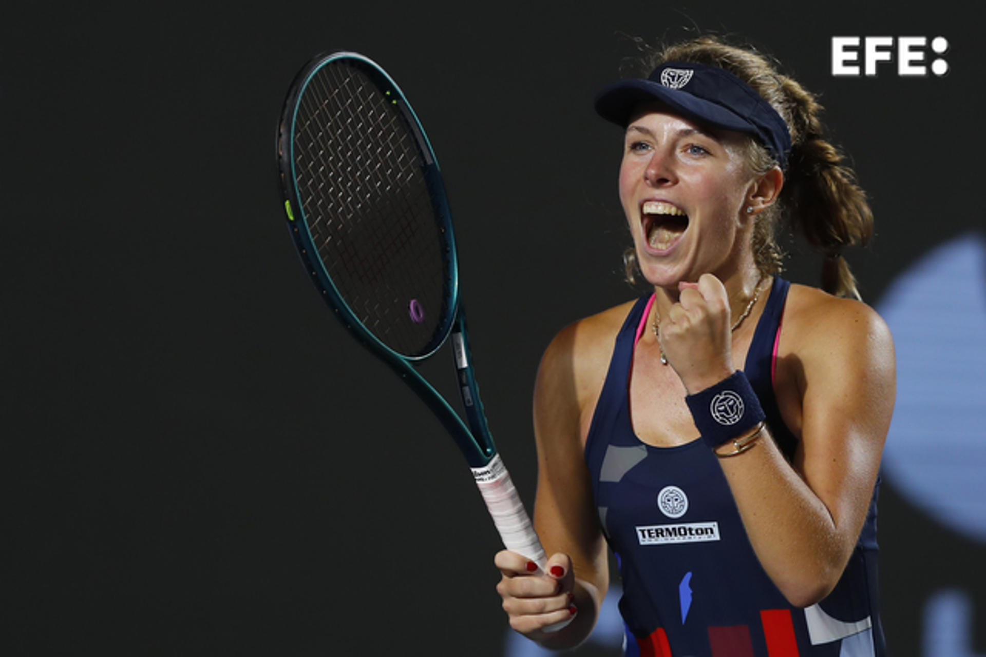 La tenista polaca Magdalena Frech celebra la conquista, este domingo, del Abierto de Guadalajara. EFE/ Francisco Guasco
