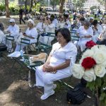 Personas participan en la "procesión de ángeles", este viernes, en la plaza del Madison Square Park, en Nueva York (Estados Unidos). EFE/ Ángel Colmenares