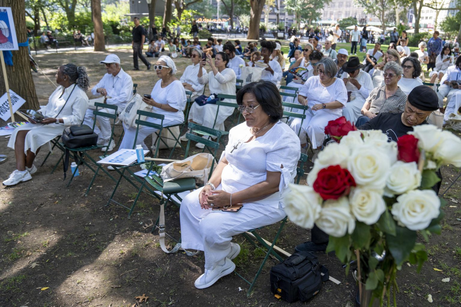 Personas participan en la "procesión de ángeles", este viernes, en la plaza del Madison Square Park, en Nueva York (Estados Unidos). EFE/ Ángel Colmenares