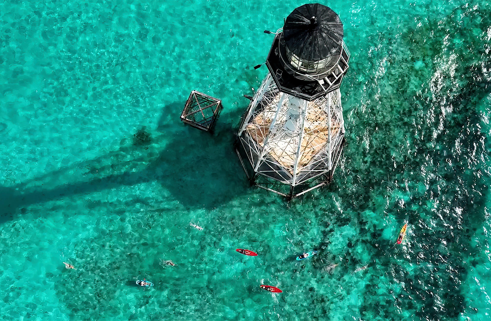 Fotografía cedida por la Oficina de Noticias de los Cayos de Florida de nadadores escoltados por kayakistas mientras rodean el faro Alligator durante el desafío de aguas abiertas 'Swim for Alligator Lighthouse' realizado este frente a Islamorada, Florida (EE. UU). EFE/Bob Care/Oficina de Noticias de los Cayos de Florida /SOLO USO EDITORIAL /NO VENTAS /SOLO DISPONIBLE PARA ILUSTRAR LA NOTICIA QUE ACOMPAÑA /CRÉDITO OBLIGATORIO
