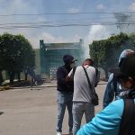 Manifestantes protestan al exterior de una de las entradas del Batallón 27 de Infantería este viernes, en el municipio de Iguala, en el estado de Guerrero (México). EFE/José Luis de la Cruz