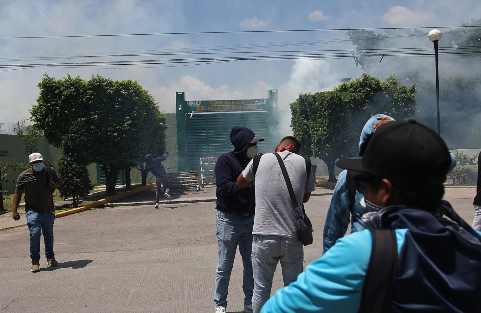 Manifestantes protestan al exterior de una de las entradas del Batallón 27 de Infantería este viernes, en el municipio de Iguala, en el estado de Guerrero (México). EFE/José Luis de la Cruz