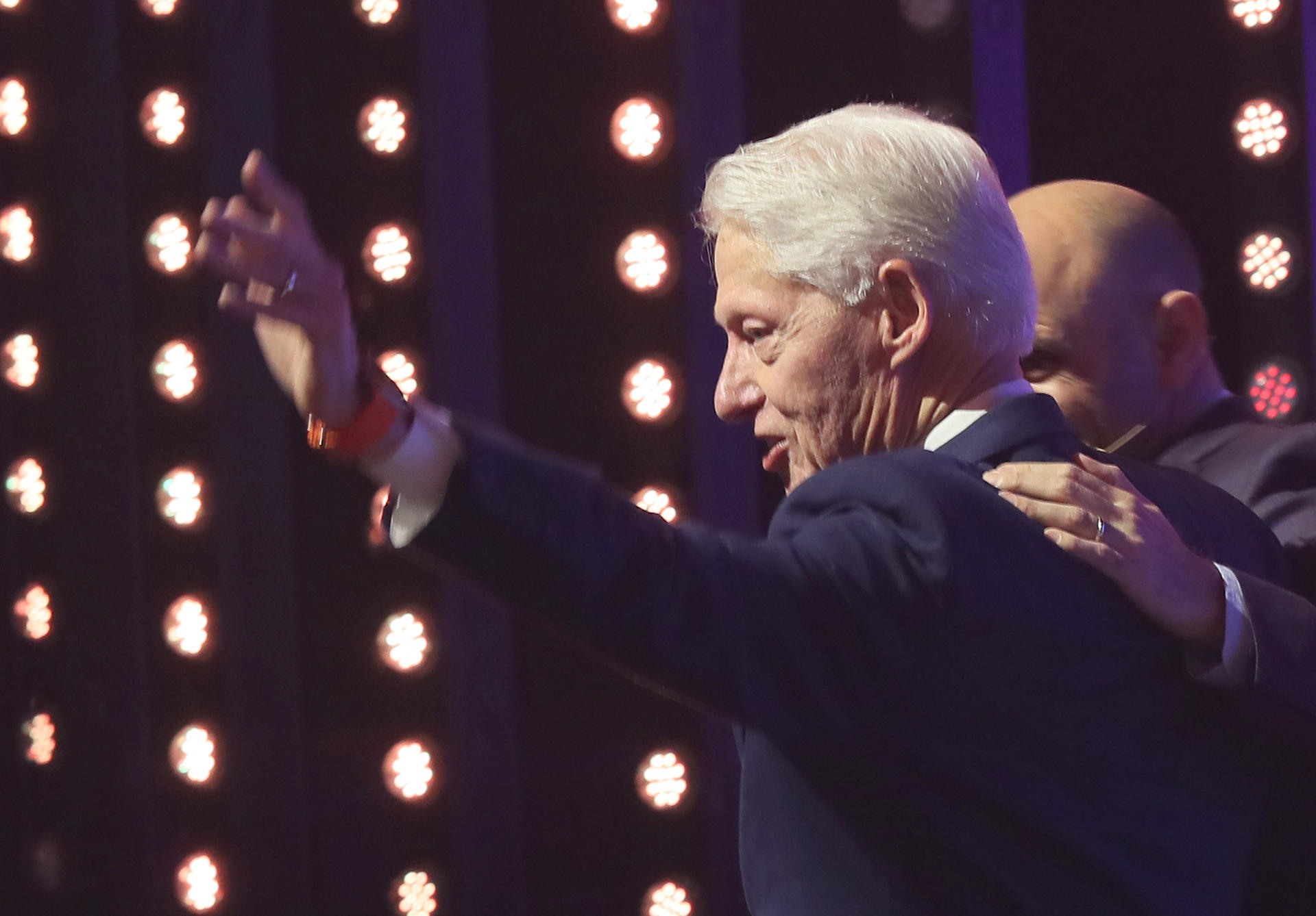 El expresidente estadounidense Bill Clinton participa en el foro "México SIglo XXI" en el Auditorio Nacional, este viernes en la Ciudad de México (México). EFE/Mario Guzmán
