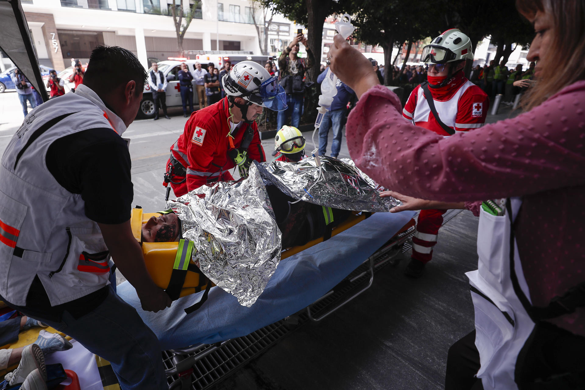 Miles de personas acompañadas de rescatistas participan este jueves en un simulacro de terremoto, en la Ciudad de México (México). EFE/ Isaac Esquivel
