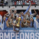 La selección femenina de Argentina celebra el título del Campeonato Sudamericano obtenido este sábado al derrotar en Santiago a Brasil. Ambas selecciones, más la de Colombia y Chile, se clasificaron para el FIBA AmeriCup 2025. EFE/ Elvis González