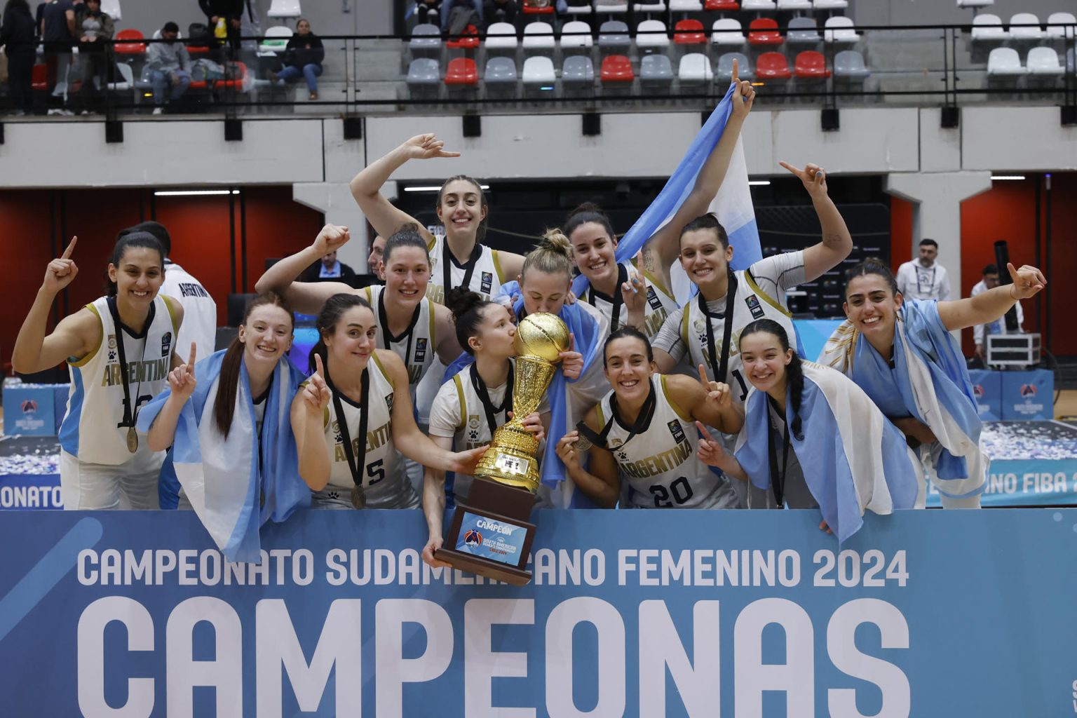 La selección femenina de Argentina celebra el título del Campeonato Sudamericano obtenido este sábado al derrotar en Santiago a Brasil. Ambas selecciones, más la de Colombia y Chile, se clasificaron para el FIBA AmeriCup 2025. EFE/ Elvis González