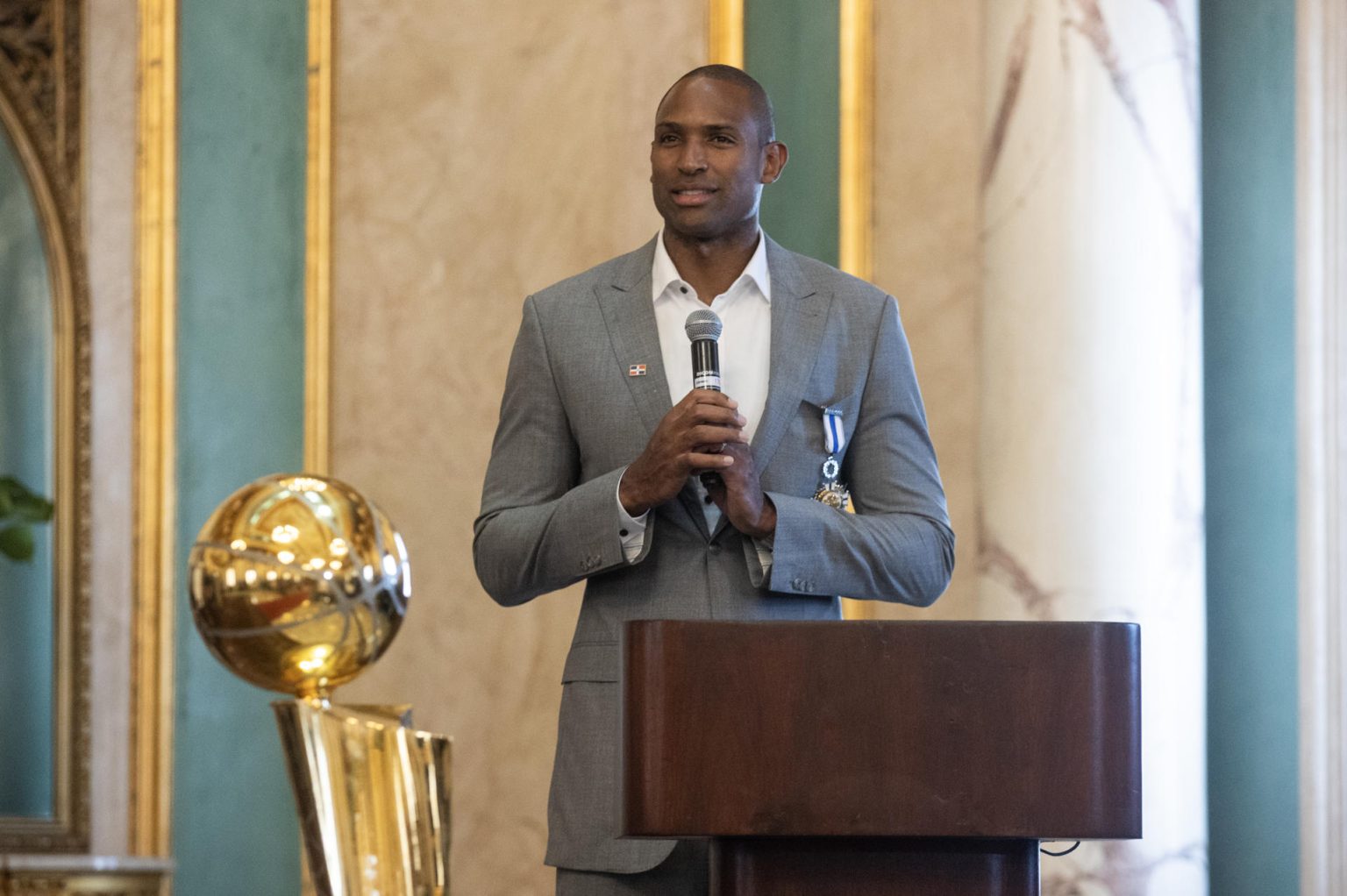 Al Horford, jugador de la NBA, habla luego de ser condecorado con la Orden al Mérito de Duarte, Sánchez y Mella, en el grado de Caballero, por parte del presidente de República Dominicana, Luis Abinader, en Santo Domingo. EFE/Orlando Barría