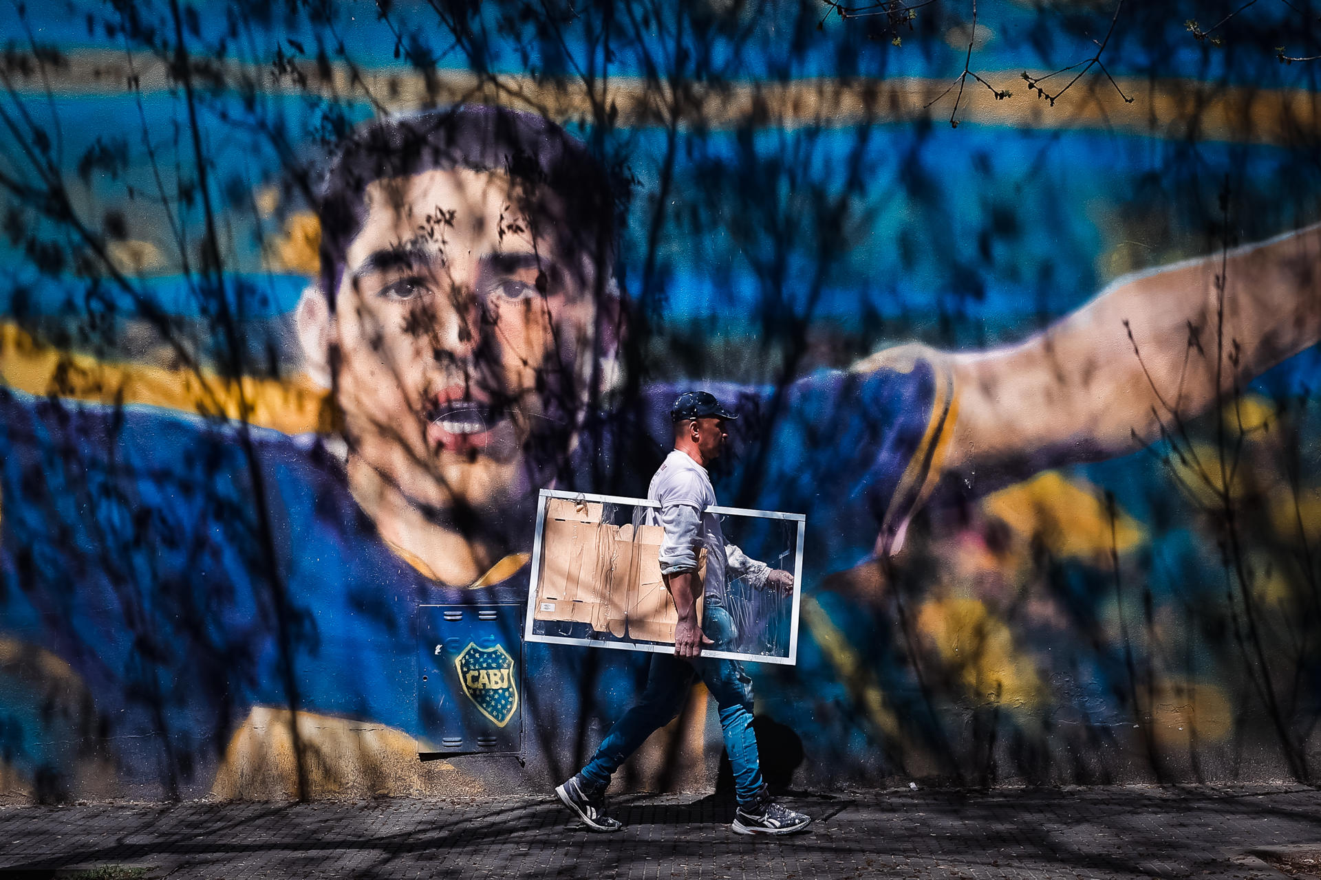 Una persona camina este viernes por el barrio de La Boca en las horas previas a un nuevo superclásico del fútbol argentino entre Boca Juniors y River Plate. EFE/Juan Ignacio Roncoroni
