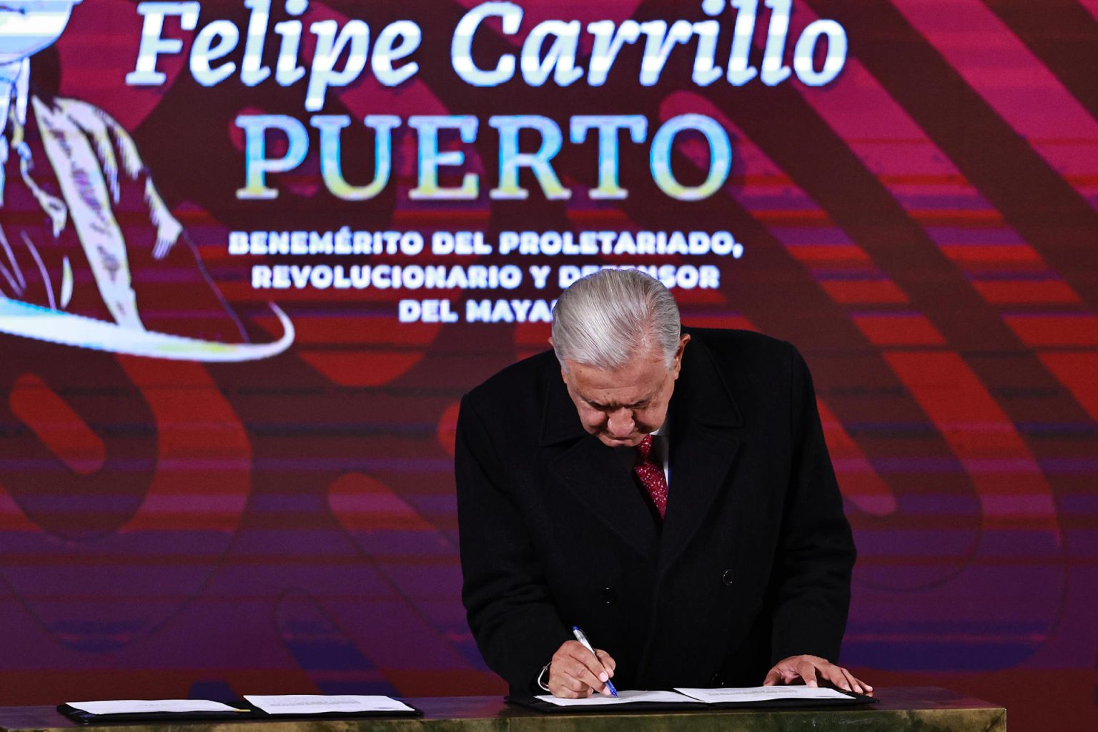 El presidente de México, Andrés Manuel López Obrador, firma un decreto este lunes durante una rueda de prensa en el Palacio Nacional, en Ciudad de México (México). EFE/ Sáshenka Gutiérrez