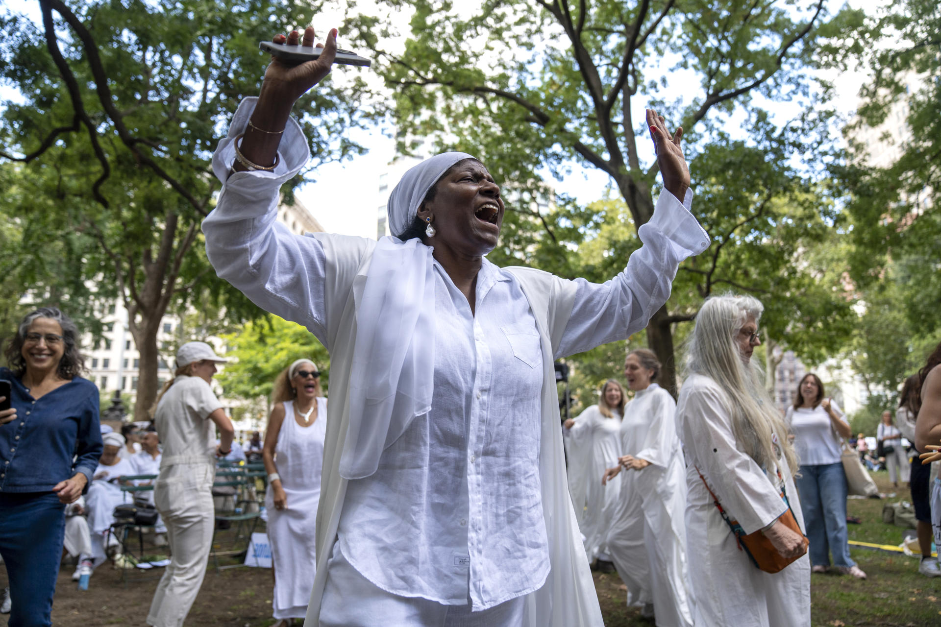 La artista afrocubana María Magdalena Campos-Pons participa en la "procesión de ángeles", este viernes, en la plaza del Madison Square Park, en Nueva York (Estados Unidos). EFE/ Ángel Colmenares
