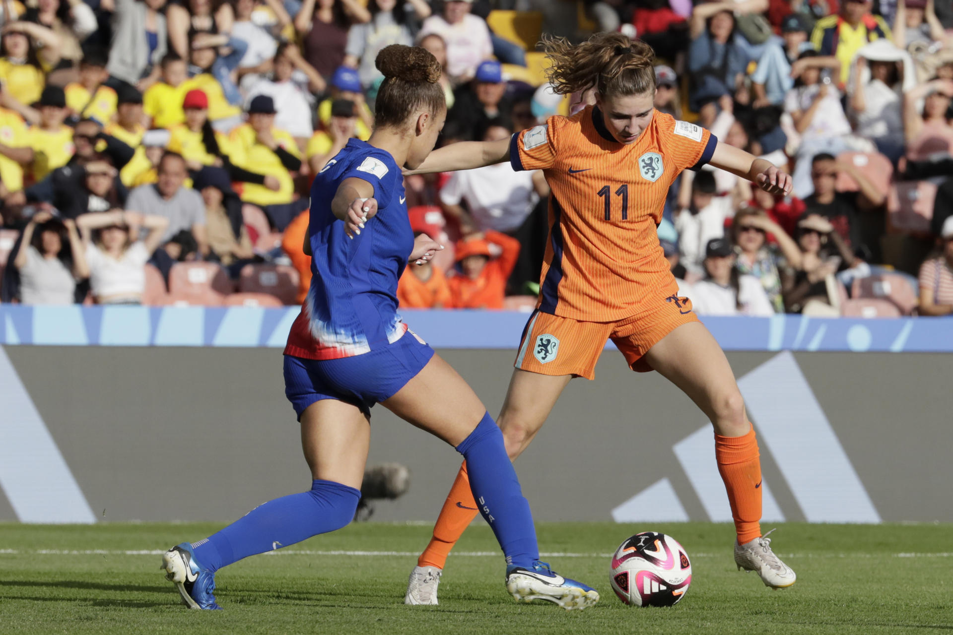 Savannah King (i) de los Estados Unidos disputa un balón con Diana Apollonia Remmers de Países Bajos en un partido por el tercer lugar de la Copa Mundial Femenina sub-20.  EFE/ Carlos Ortega
