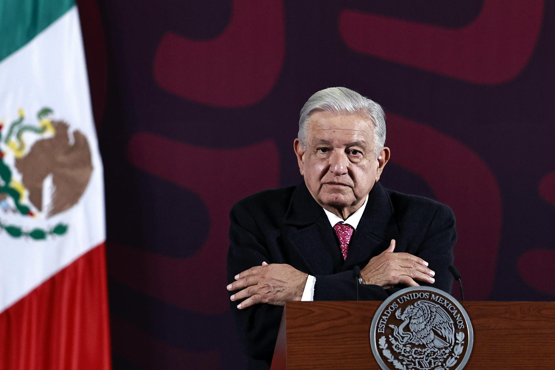 El presidente de México, Andrés Manuel López Obrador, habla durante una rueda de prensa este lunes en el Palacio Nacional, en Ciudad de México (México). EFE/ Sáshenka Gutiérrez
