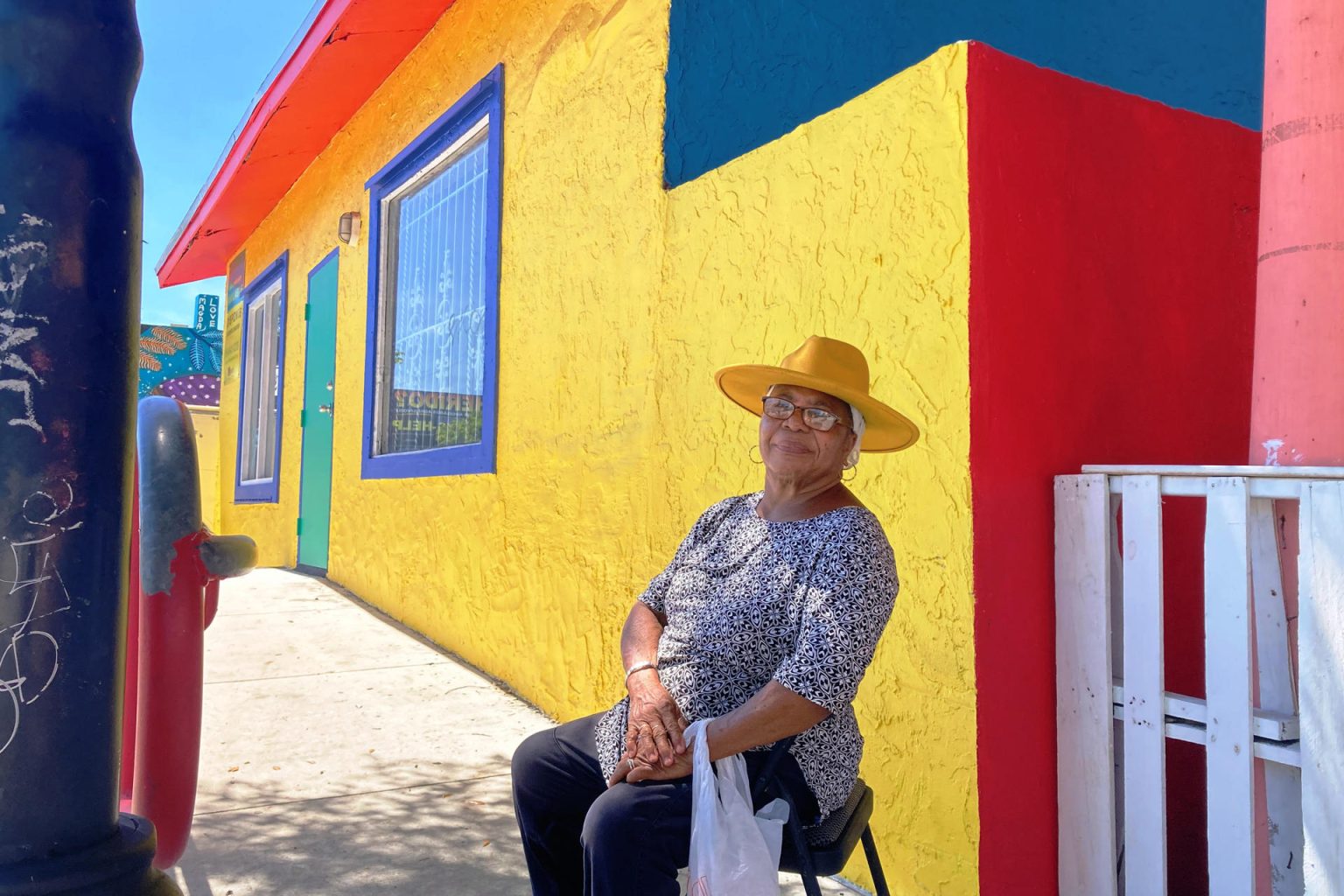 La haitiana Yolande Fertil, de 75 años posa en el barrio la Pequeña Haití este viernes en Miami  (EE.UU.). EFE/ Ivonne Malaver