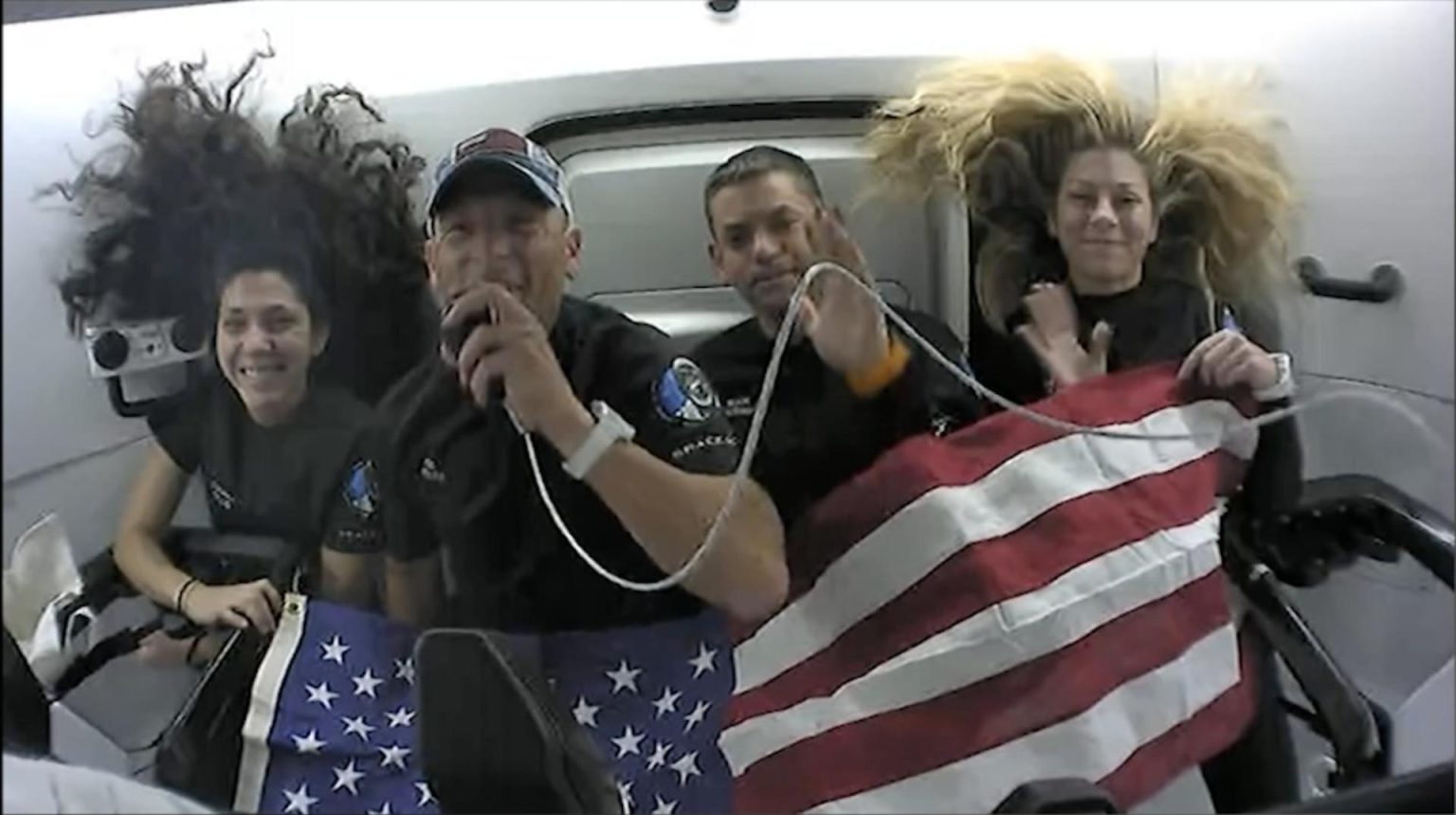 Fotografía cedida por Polaris Program donde aparecen el comandante Jared Isaacman (2i) hablando junto al piloto Scott Poteet (2d) y las encargadas de misión Sarah Gillis (i) y Anna Menon (d) dentro de la cápsula espacial. EFE/Polaris Program /SOLO USO EDITORIAL /NO VENTAS /SOLO DISPONIBLE PARA ILUSTRAR LA NOTICIA QUE ACOMPAÑA /CRÉDITO OBLIGATORIO/MÁXIMA CALIDAD DISPONIBLE