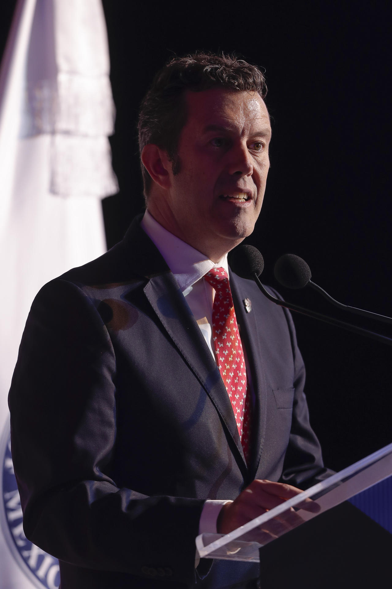 El presidente de la American Society of México (Amsoc), Larry Rubin, habla durante la inauguración de la Tercera Convención Binacional 2024, este martes en la Ciudad de México (México). EFE/Isaac Esquivel
