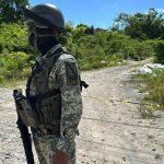 Un integrante del ejército mexicano resguarda la zona en Cancún (México). Imagen de archivo. EFE/ Alonso Cupul