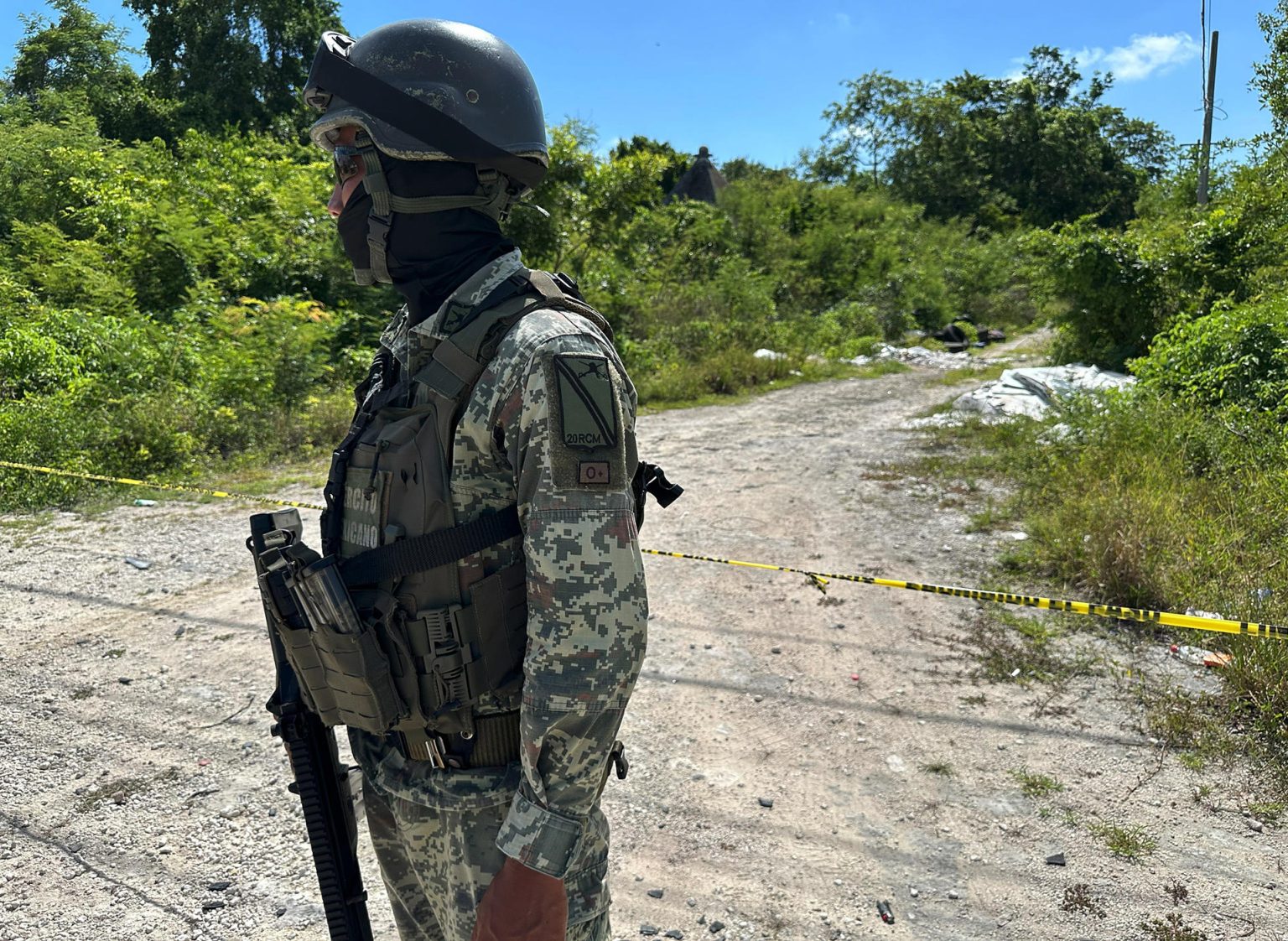 Un integrante del ejército mexicano resguarda la zona en Cancún (México). Imagen de archivo. EFE/ Alonso Cupul