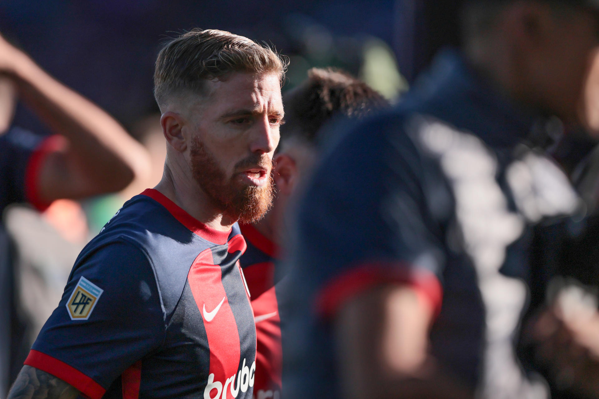 El español Iker Muniain (i) debutó este sábado en San Lorenzo, que perdió en casa por 0-1 ante Vélez Sarsfield, cuyo liderato se ha consolidado en Argentina. EFE/ STR
