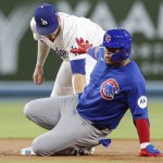 Isaac Paredes (d) de los Chicago Cubs se desliza este lunes hacia la segunda base mientras el segunda base de los Los Angeles Dodgers Gavin Lux (i) atrapa la pelota durante la primera entrada del juego de las Grandes Ligas en Los Ángeles. EFE/EPA/CAROLINE BREHMAN