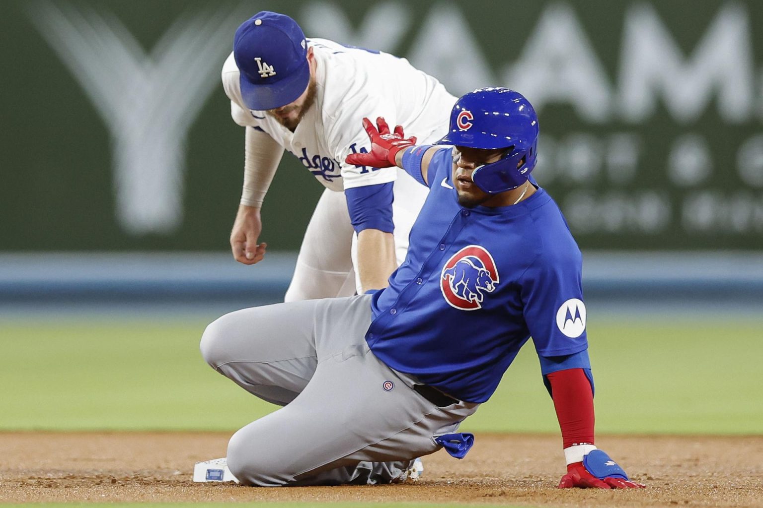 Isaac Paredes (d) de los Chicago Cubs se desliza este lunes hacia la segunda base mientras el segunda base de los Los Angeles Dodgers Gavin Lux (i) atrapa la pelota durante la primera entrada del juego de las Grandes Ligas en Los Ángeles. EFE/EPA/CAROLINE BREHMAN